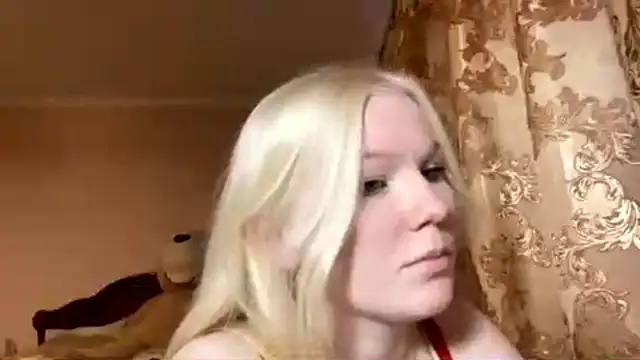 Snapshot of LynellMahe chatting on November 17, 2025, 10:43 am LynellMahe online show from November 17, 2025, 10:43 am