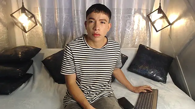 Aaron foxx1 online show from November 21, 2025, 12:48 pm