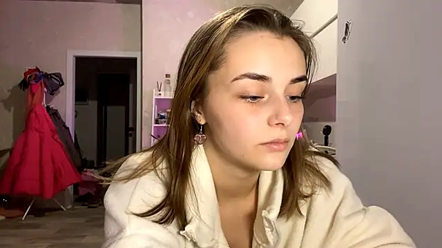 GeralynChiszar online show from December 4, 2025, 1:04 am