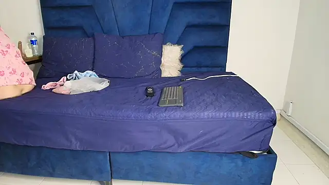 sharon stone5 online show from December 1, 2025, 12:32 pm