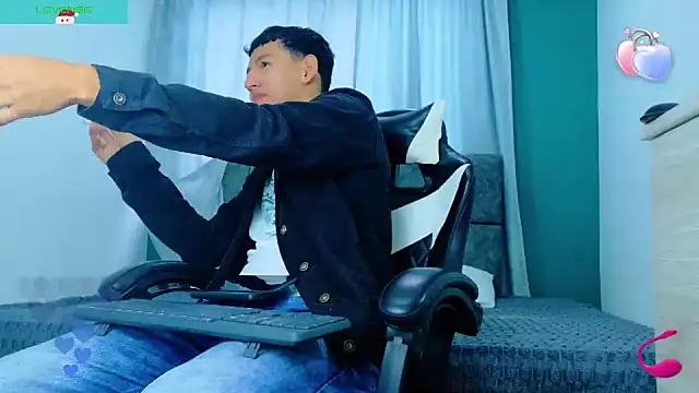 FelipeGonzalezz online show from November 14, 2025, 1:32 pm