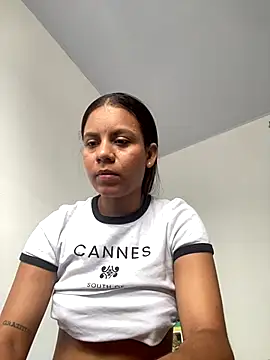 lineichun1708 online show from November 11, 2025, 1:22 pm