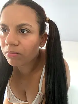 lineichun1708 online show from November 17, 2025, 9:09 pm