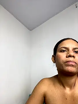 lineichun1708 online show from November 18, 2025, 7:07 pm