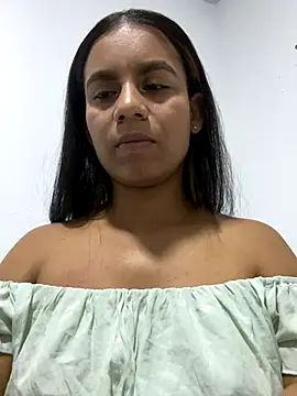 lineichun1708 online show from November 24, 2025, 2:22 am