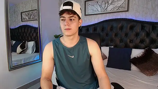 Snapshot of MaxxiCruzz chatting on November 17, 2025, 6:24 pm MaxxiCruzz online show from November 17, 2025, 6:24 pm