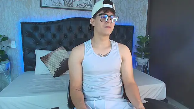 Snapshot of MaxxiCruzz chatting on November 28, 2025, 4:15 am MaxxiCruzz online show from November 28, 2025, 4:15 am