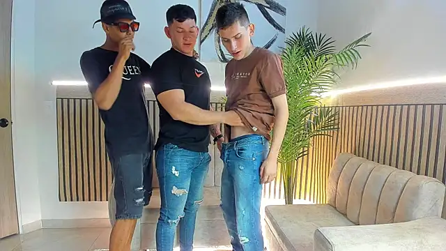 Snapshot of Justingsex1 chatting on November 12, 2025, 6:03 am Justingsex1 online show from November 12, 2025, 6:03 am