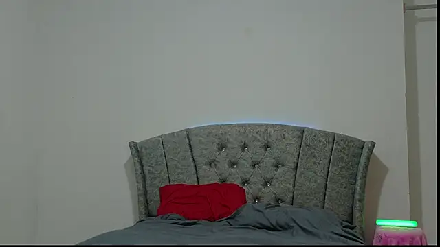 Snapshot of BurningFlower- chatting on November 12, 2025, 11:03 pm BurningFlower- online show from November 12, 2025, 11:03 pm