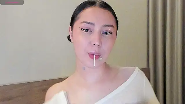 TongueLinn online show from November 18, 2025, 4:22 pm