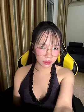 qiqi200135 online show from November 20, 2025, 2:28 pm