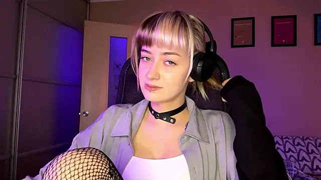 EmilySkyline online show from November 20, 2025, 8:03 am