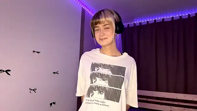 EmilySkyline online show from November 24, 2025, 1:11 pm