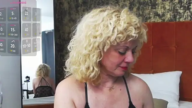 Snapshot of LittleCurlyGirl chatting on December 3, 2025, 7:01 pm LittleCurlyGirl online show from December 3, 2025, 7:01 pm