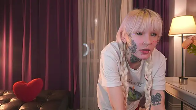 IsauraGarratt online show from November 18, 2025, 2:43 pm