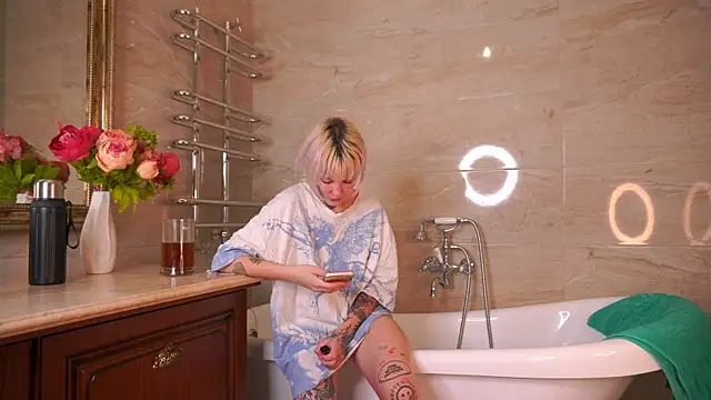 IsauraGarratt online show from November 29, 2025, 1:47 pm