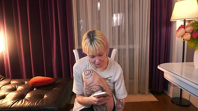 IsauraGarratt online show from November 30, 2025, 1:37 pm