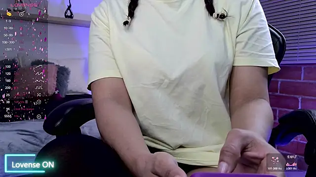 Amelia-Voss online show from November 19, 2025, 2:06 pm