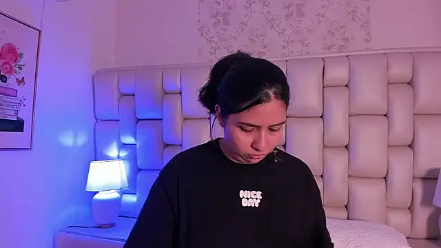 lea hunter   online show from November 17, 2025, 7:41 pm