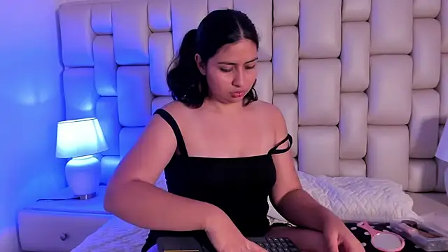 lea hunter   online show from November 18, 2025, 7:29 pm