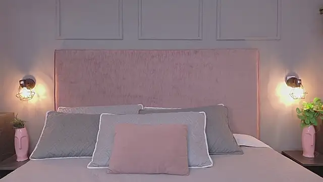 Snapshot of Sophie_Honey18 chatting on November 22, 2025, 1:43 pm Sophie Honey18 online show from November 22, 2025, 1:43 pm