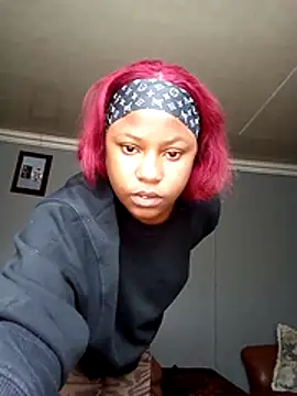 TianaXo online show from November 18, 2025, 9:47 am