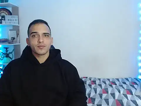 Maax30233 online show from November 29, 2025, 4:21 pm