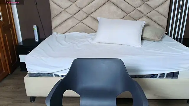 Snapshot of Laracooper_ chatting on November 28, 2025, 7:16 pm Laracooper online show from November 28, 2025, 7:16 pm