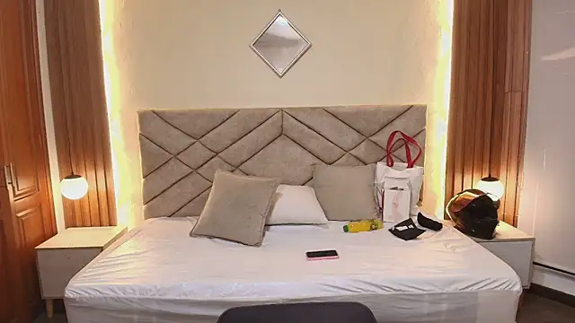 Laracooper  online show from February 27, 2026, 7:14 pm