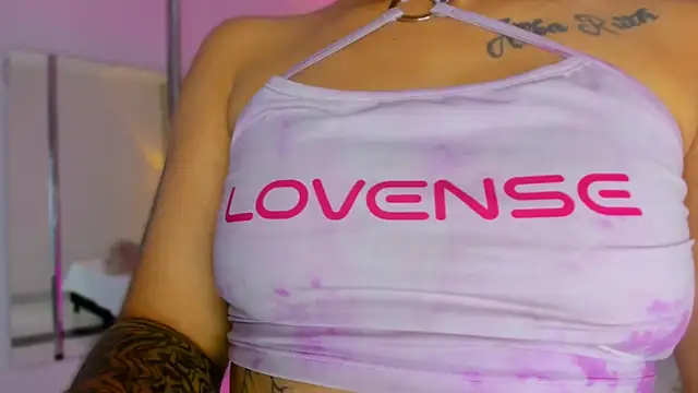 Snapshot of SnakeMuse chatting on November 27, 2025, 3:41 am SnakeMuse online show from November 27, 2025, 3:41 am