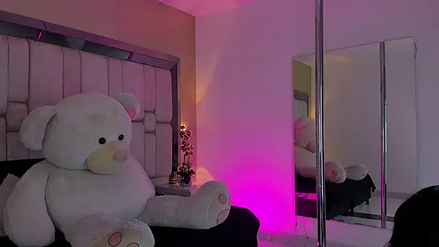 Snapshot of SnakeMuse chatting on November 29, 2025, 4:26 am SnakeMuse online show from November 29, 2025, 4:26 am