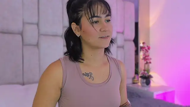 Snapshot of SnakeMuse chatting on November 30, 2025, 4:05 am SnakeMuse online show from November 30, 2025, 4:05 am