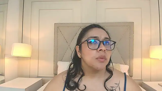 ViickyLee online show from May 9, 2026, 2:22 pm