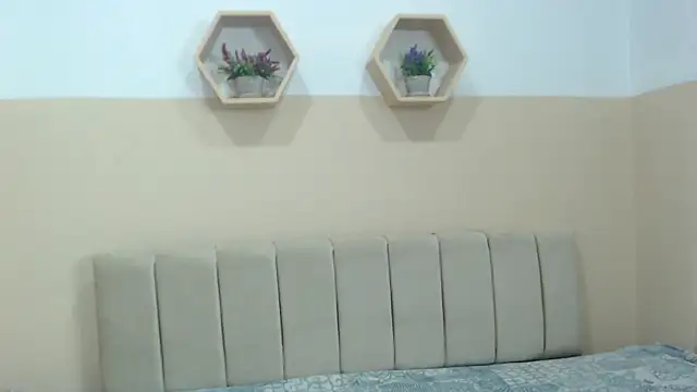 Charlothe 7 online show from April 17, 2026, 3:48 pm