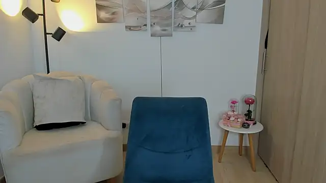 haileyflorez  online show from April 17, 2026, 2:20 pm