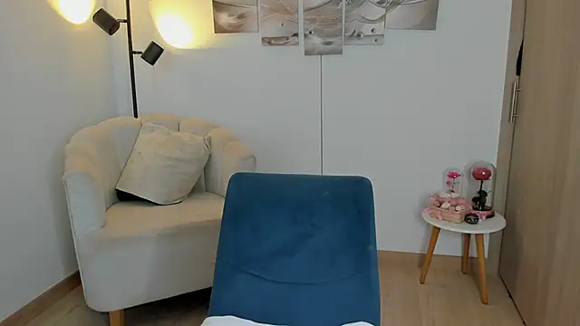 haileyflorez  online show from April 18, 2026, 7:58 pm