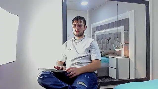 Ethan Greys online show from November 27, 2025, 4:03 am