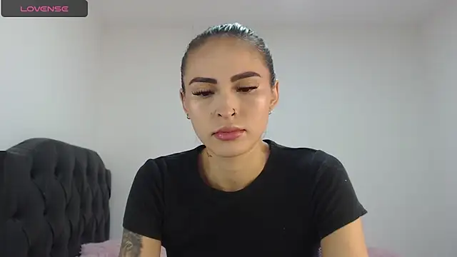 Linda  fiore online show from December 16, 2025, 10:48 pm