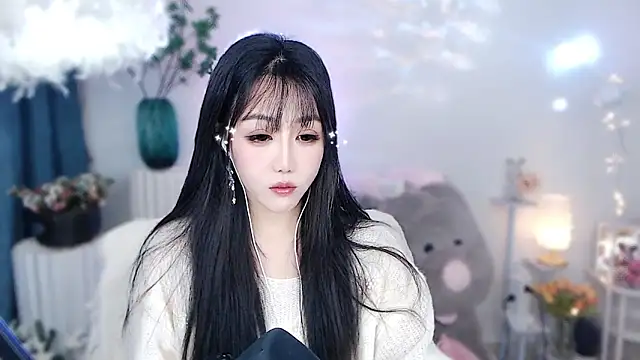 Laura 520 online show from November 29, 2025, 5:54 am