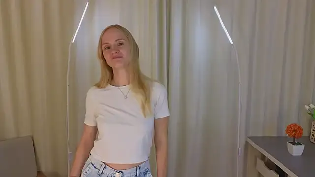 ToshiaPotvin online show from November 25, 2025, 4:12 am