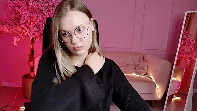 SandraLindsey online show from November 18, 2025, 11:47 am