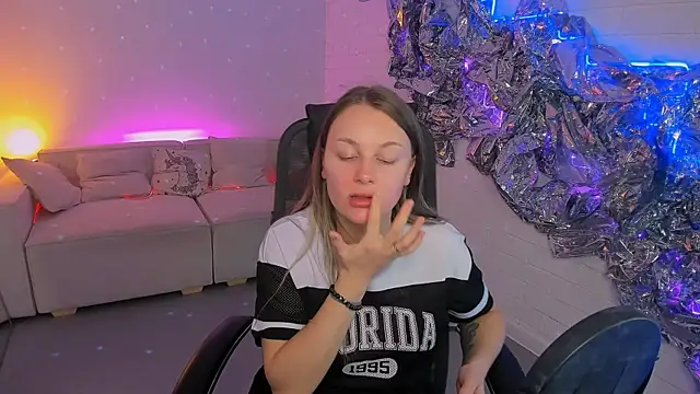 SandraLindsey online show from November 28, 2025, 1:36 pm