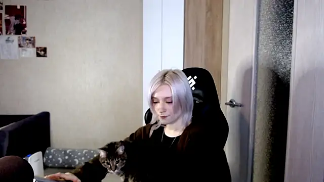 SophiaLur online show from December 5, 2025, 3:52 pm