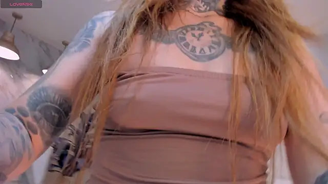 Snapshot of CarlaBrunni chatting on December 2, 2025, 12:10 pm CarlaBrunni online show from December 2, 2025, 12:10 pm