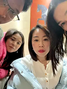 xiaoling2358 online show from December 19, 2025, 1:18 pm