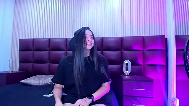 VictoriaSaenz1  online show from November 30, 2025, 11:53 pm