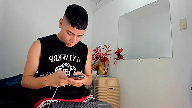 Lucastorrez01 online show from December 20, 2025, 9:44 pm