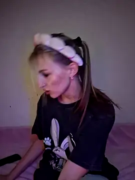 Snapshot of carolinakis_ chatting on November 18, 2025, 8:13 pm carolinakis online show from November 18, 2025, 8:13 pm