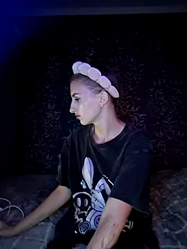 Snapshot of carolinakis_ chatting on November 19, 2025, 8:09 pm carolinakis online show from November 19, 2025, 8:09 pm