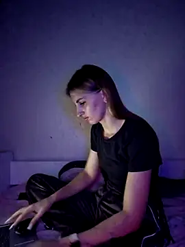 Snapshot of carolinakis_ chatting on December 2, 2025, 8:37 pm carolinakis online show from December 2, 2025, 8:37 pm